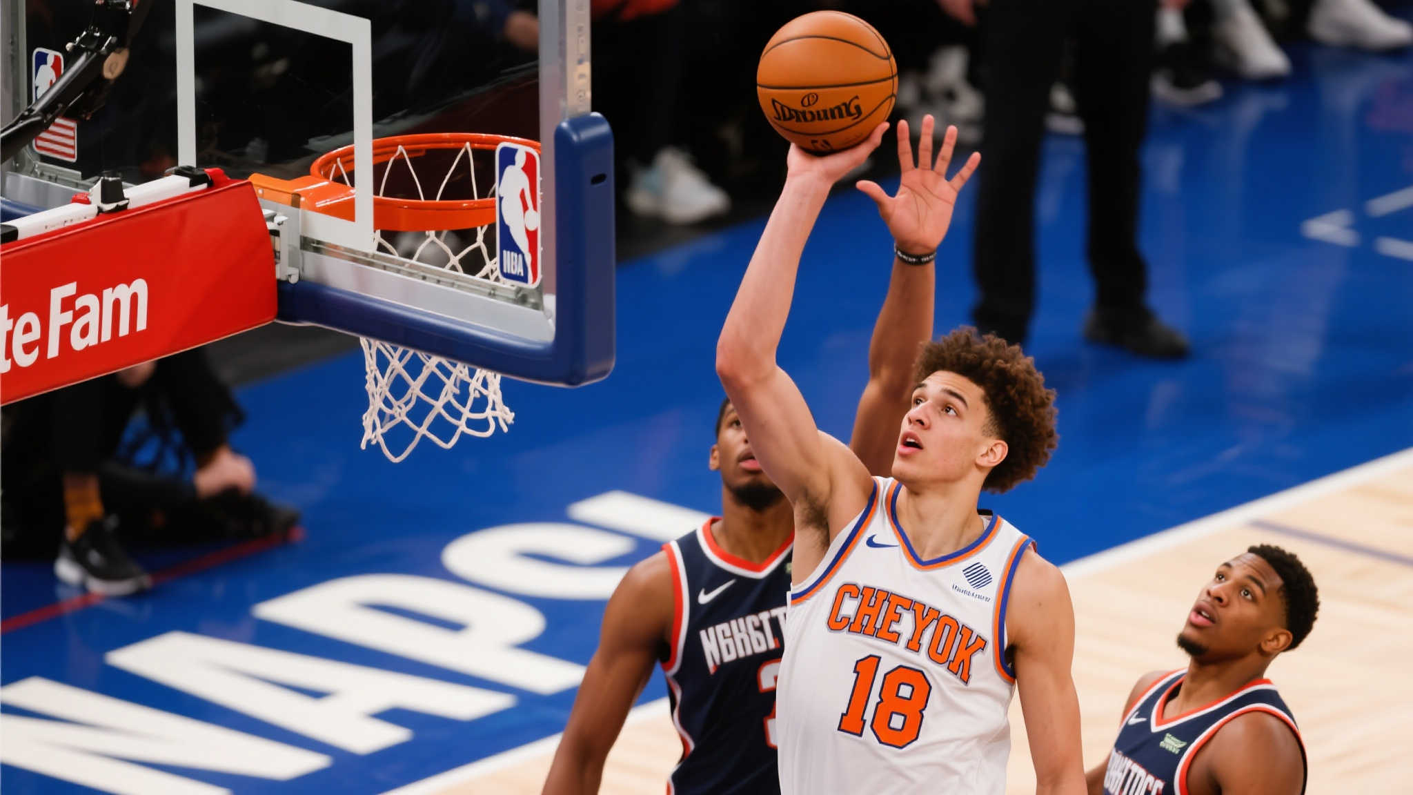 霍姆格伦脚踏橙绿KD18,砍下18分并送出5次封盖 当谈到NBA中的年轻才俊时,有人可能已经开始提及切